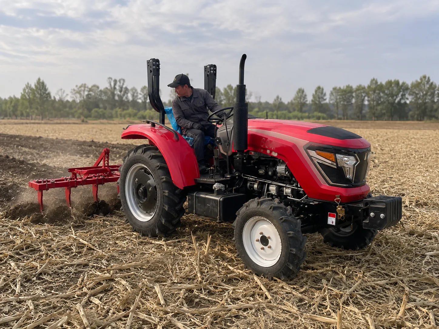 Cultivador de campo acoplado a un tractor que afloja el suelo tras la cosecha