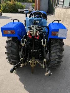 Vista del enganche trasero del tractor compacto para invernaderos Blue de 100 HP y tracción a las cuatro ruedas