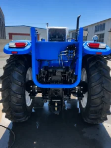 Vista del enganche trasero de un tractor agrícola con ruedas Blue de 120 HP, modelo 1204, con tracción a las cuatro ruedas