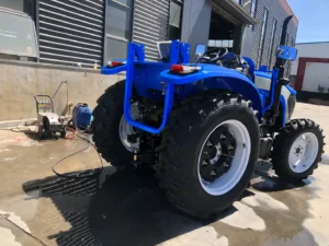 Vista trasera de tres cuartos de un tractor agrícola con ruedas Blue de 120 HP, modelo 1204, con tracción a las cuatro ruedas