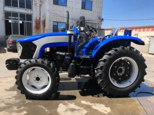 Vista lateral de un tractor agrícola con ruedas Blue de 120 HP, modelo 1204, con tracción a las cuatro ruedas