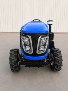 Vista frontal del tractor compacto para invernaderos Blue de 120 HP y tracción a las cuatro ruedas