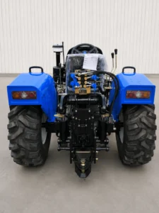 Vista del enganche trasero de un tractor compacto para invernadero Blue de 120 HP y tracción a las cuatro ruedas