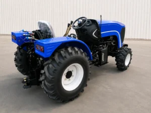 Vista trasera de tres cuartos de un tractor compacto para invernaderos Blue de 120 HP y tracción a las cuatro ruedas