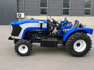 Vista lateral de un tractor compacto para invernadero Blue de 120 HP con tracción a las cuatro ruedas