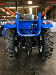 Vista del enganche trasero de un tractor agrícola con ruedas Blue de 140 HP, modelo 1404, con tracción a las cuatro ruedas