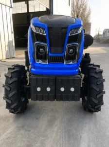 Vista frontal del tractor compacto para invernaderos Blue 50 HP 504 con tracción a las cuatro ruedas