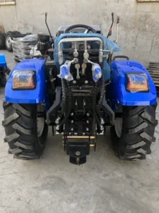 Vista del enganche trasero del tractor compacto para invernaderos Blue 50 HP 504 4WD