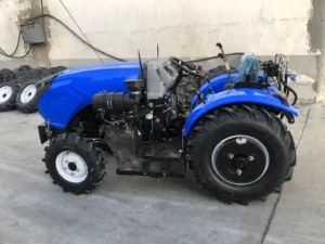 Vista lateral del tractor compacto para invernaderos Blue 50 HP 504 4WD