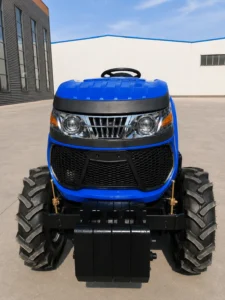 Vista frontal del tractor compacto para invernaderos Blue 70 HP 704 4WD