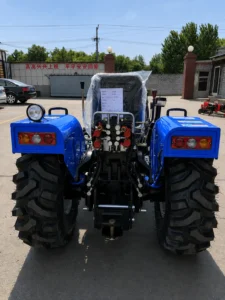 Vista del enganche trasero del tractor compacto para invernaderos Blue 70 HP 704 4WD
