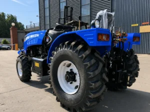 Vista trasera de tres cuartos del tractor compacto para invernaderos Blue 70 HP 704 4WD