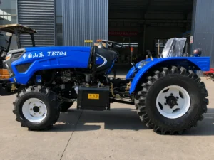 Vista lateral del tractor compacto para invernaderos Blue 70 HP 704 4WD