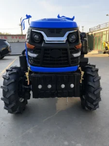 Vista frontal del tractor compacto para invernadero Blue 80 HP 804 4WD