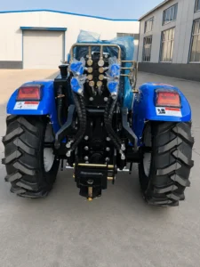 Vista del enganche trasero del tractor compacto para invernaderos Blue 80 HP 804 4WD