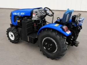 Vista del enganche trasero del tractor compacto para invernaderos Blue 80 HP 804 4WD
