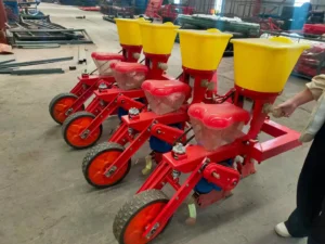 vista-de-la-sembradora-de-maíz-con-tractor-01