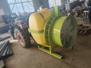 vista-01-del-pulverizador-agrícola-montado-en-un-tractor